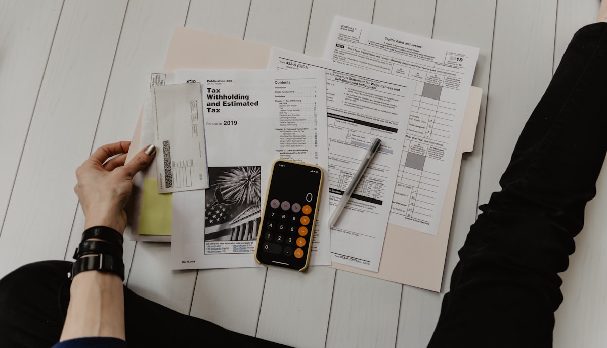 Especialista en finanzas públicas trabajando junto a un emprendedor